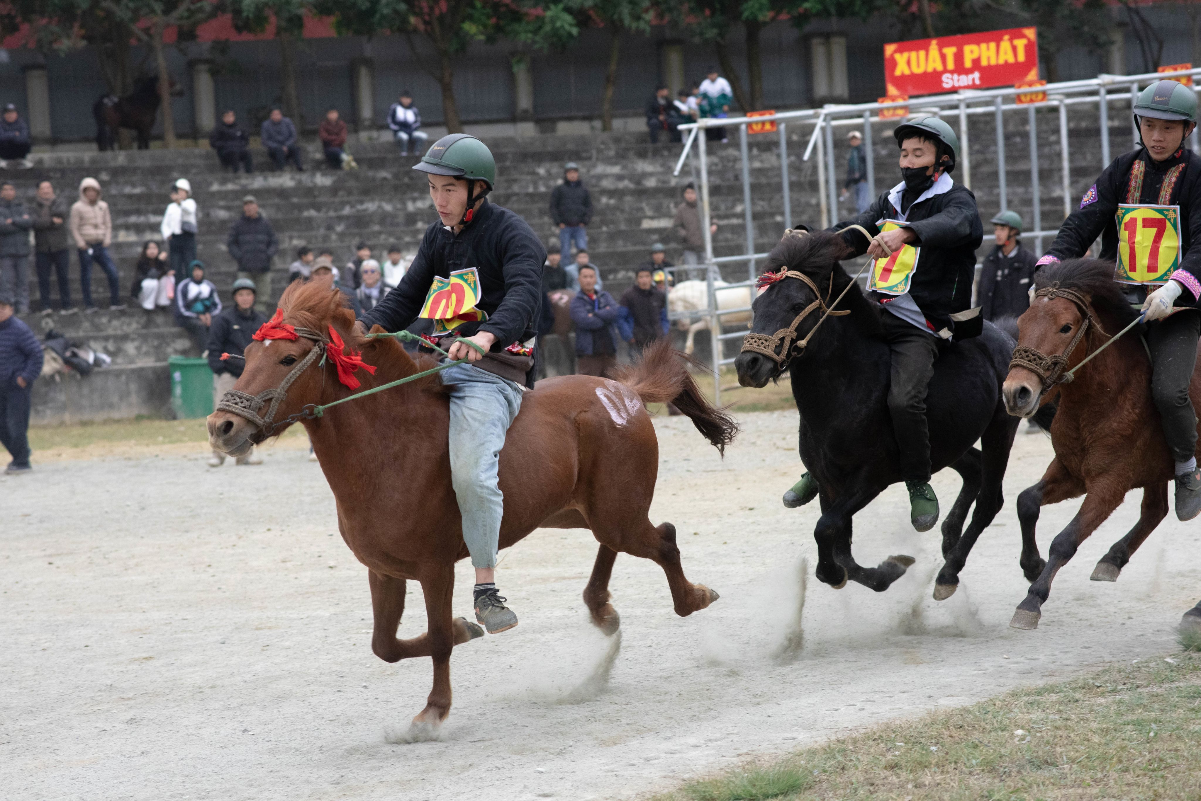 black laptop computer
