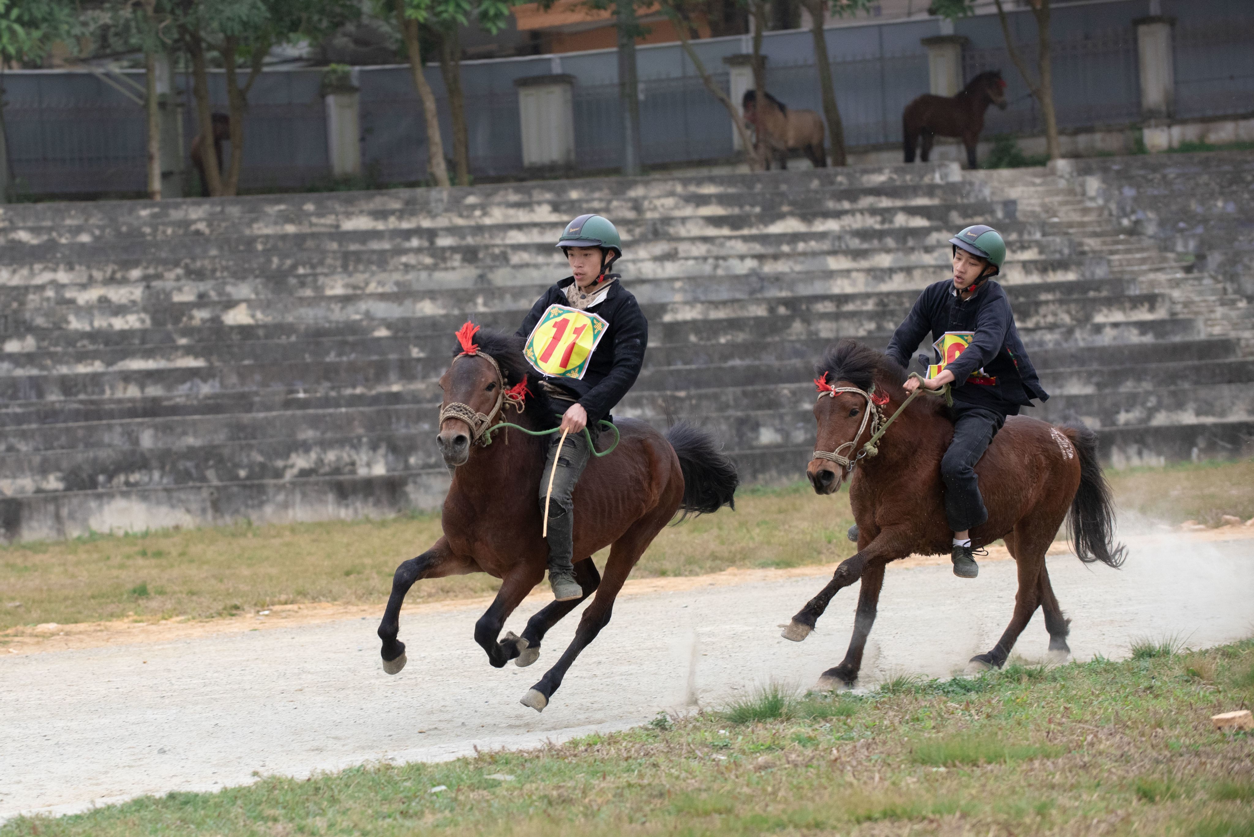 black laptop computer