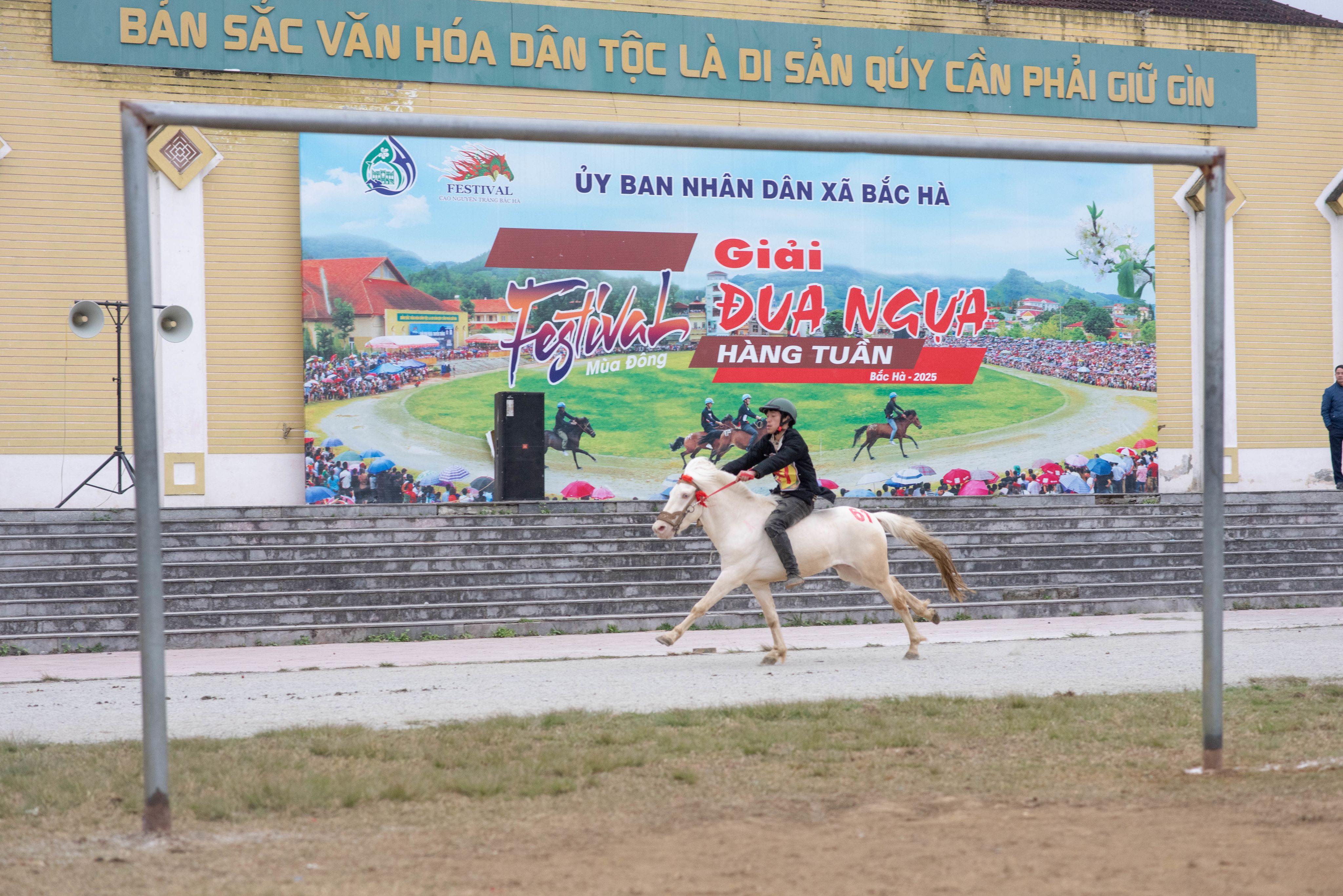 Exciting horse race with a vibrant crowd at the Bac Ha Festival in Lào Cai, Vietnam.
