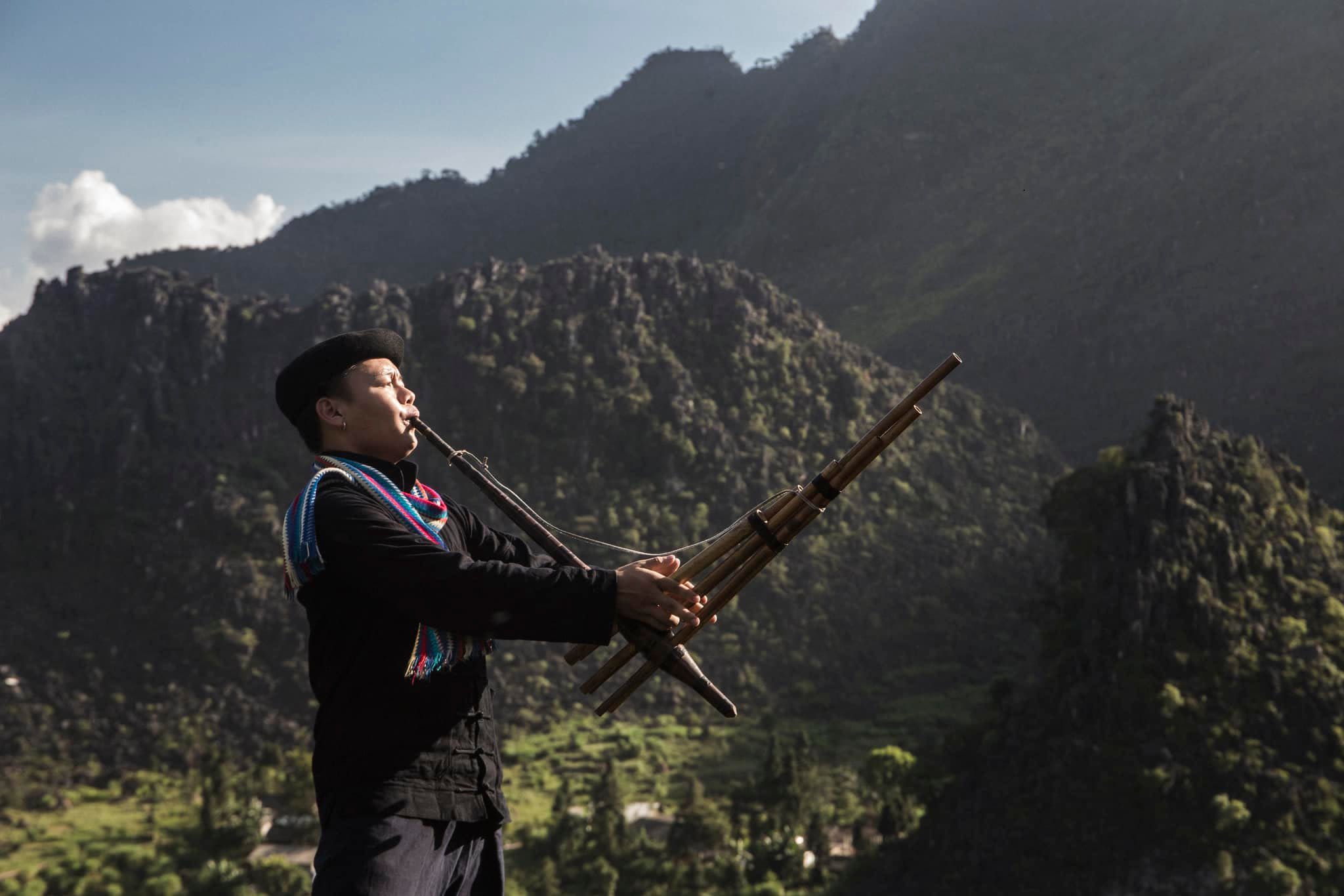 Vietnamese Hmong instrumentalist Ly Mí Cường.